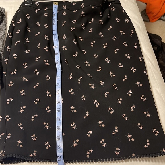EUC Ann Taylor Pencil Skirt - 4 petite - Picture 7 of 8